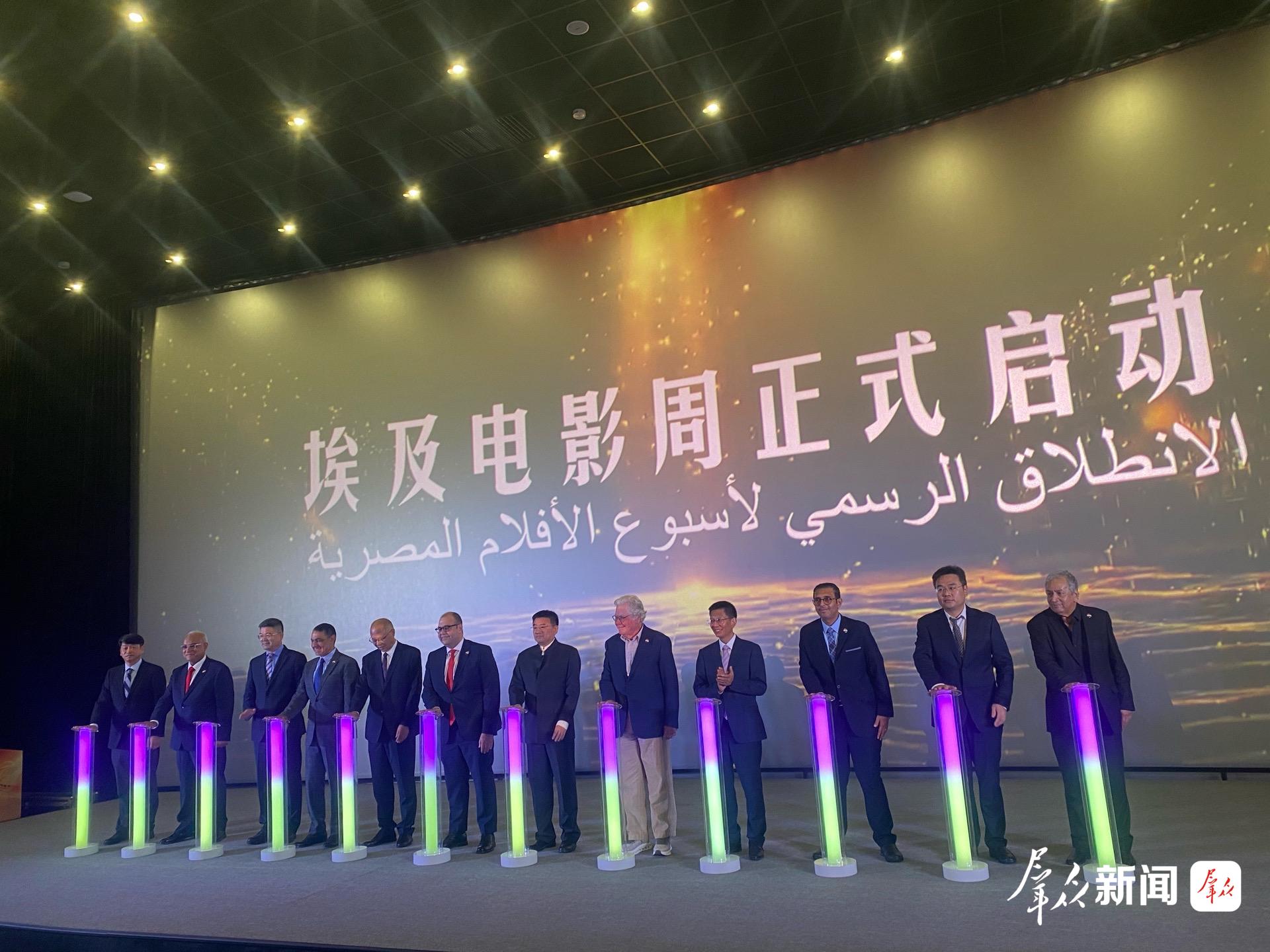 Hussein Fahmy et les représentants égyptiens et chinois lors du lancement officiel de la Semaine du cinéma égyptien à Xi’an.